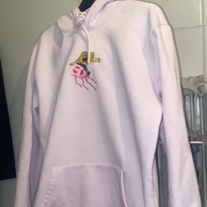 Svampbob hoodie - Säljer en jätte söt hoodie, ljusrosa med svampbobs tryck på! Storlek: S men skulle massa xs lika bra! 100kr eller högre bud!