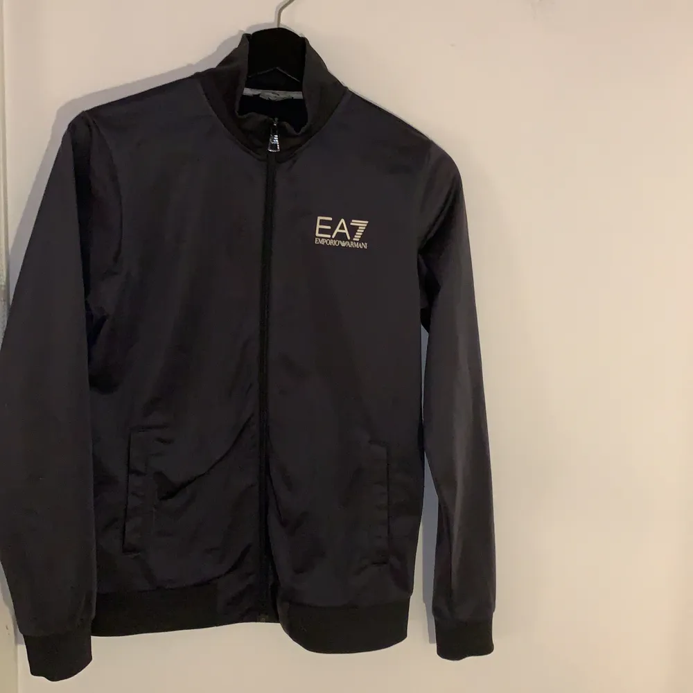 Grå EA7 dres i storlek 160 bra sick  200kr för tröjan och 200kr för byxorna 300kr för båda, köpt för 1200 på Jd sports. Jeans & Byxor.
