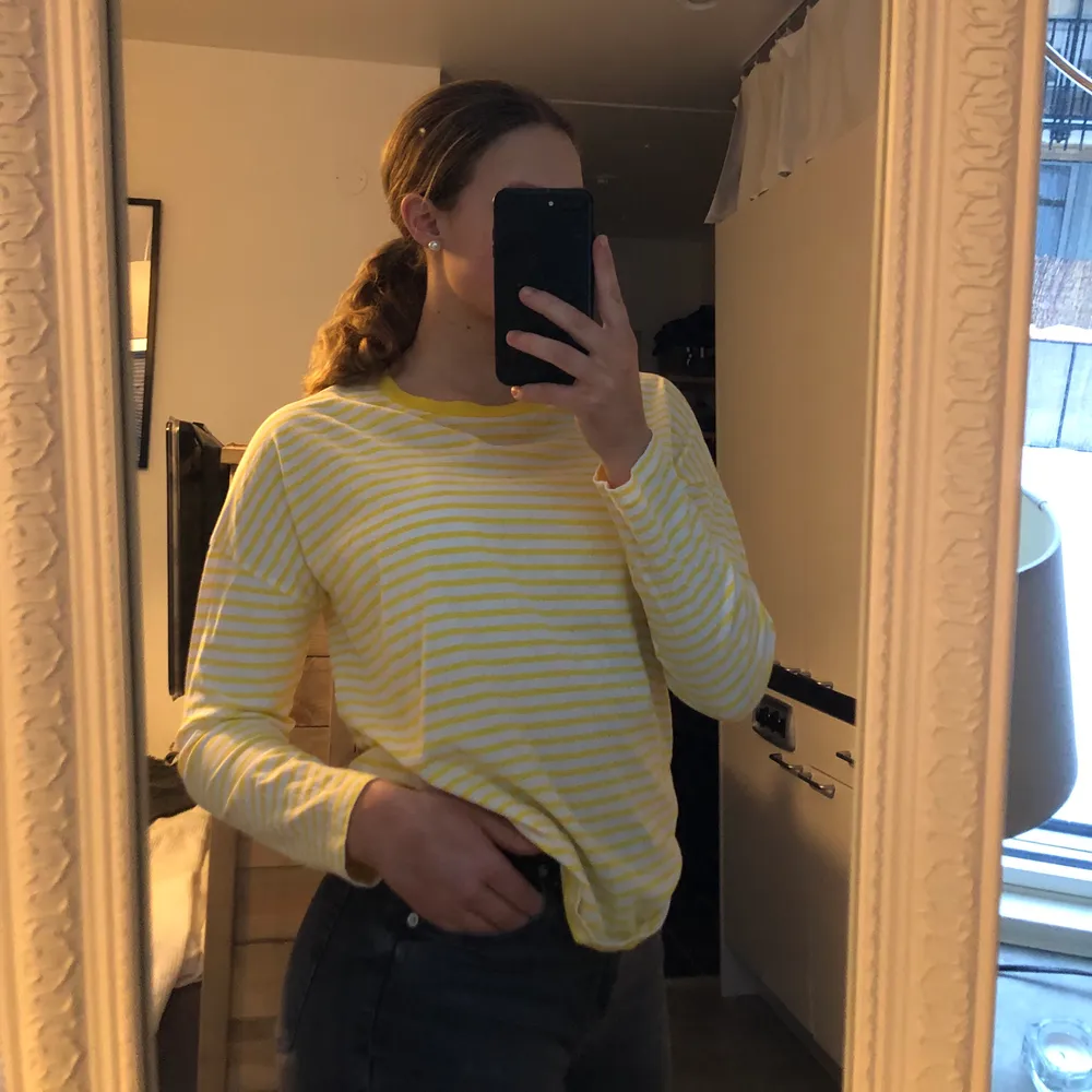 En fin gul randig tröja från bikbok. Den är använd bara 2 ggr därför i väldigt bra skick. Säljer pga inte riktigt min stil. Köparen står för frakten. . Tröjor & Koftor.