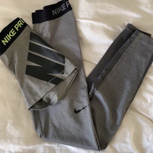 två träningstights från nike - Säljer två par träningstights från Nike. Ett par korta och ett par långa!! Båda är gråa, jätte bekväma och i storleken S!!🥳 vid flera intresserade vinner högsta bud!
