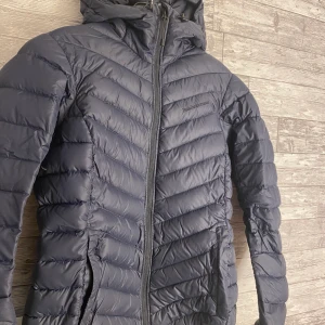 Peak performance stl m - Hej! Jag säljer min peak performance i stl m. I bra skick och passar perfekt till kalla årstider som denna. Säljer för 600kr. Vid intresse, kontakta gärna!🤍