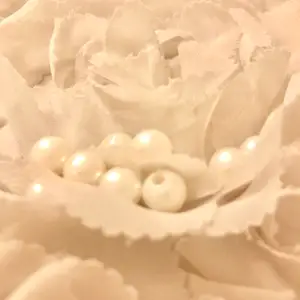 Dessa vita pärlor är vaxade och är bra om du är en företags ägare som gör pärlhalsband osv. 