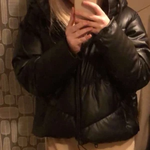 Läderjacka  - En jättefin oversized läderjacka i nyskick. Använd bara nån få gång då jag inte har användning för den längre. Pris kan diskuteras vid snabb affär🤎🤎