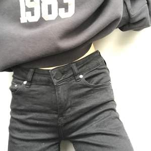 Oanvända svarta jeans från Lager 157. 2 dragkedjor nertill (kan ha dem öppna eller stängda) med hål framtill knäskålarna! Storlek XS/S