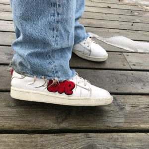 Philip Hog sneakers - Jag säljer vidare de här fina skorna för att de inte passar. De är i storlek 40. De är använda men i bra skick! Bara att fråga om ni vill ha fler bilder, frakt ingår ej🌷 (ca 62kr). Vad jag vet så finns de ej att köpa nya, dessutom är de svenskdesignade!