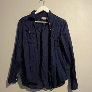 En jättefin blå skjorta i storlek 38. Genomskinlig. 60kr+frakt