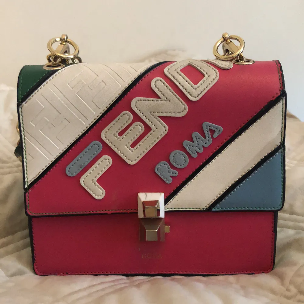 Inspirerad Fendi väska! Super söt och snygg axelväska använd några gånger. . Väskor.
