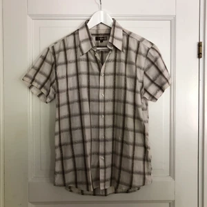 kortärmad skjorta - söt, kortärmad skjorta i rutigt mönster. Storlek M, passar en 38 likaväl som en 36a eller 40 beroende på önskad passform.