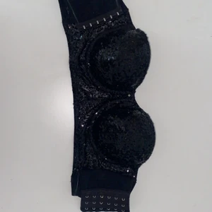 Skit ball paljett topp/bh från Body Zone - Säljer denna skit snygga bh/ croptop med svarta paljetter pga den e för liten. Använd 2 gånger. Köparen står själv för frakten