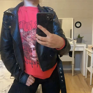 Sweatshirt  - Säljer nu min råsa/röda sweatshirt,knappt använt, fint till massa plagg, fint skick ,hör av dej vid frågor eller bättre bilder ❤️buda från 250kr ( priset kan sänkas)