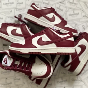 Nike Dunk Bordeuax  - Nike dunk bordeaux, perfekt sko för hösten! Finns i olika storlekar: 38, 38,5, 39, 40,5! Såklart 100% äkta! Feel free att ställa frågor!