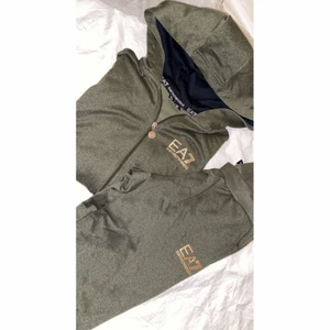 Militärgrön Emporio Armani dress - Storlek M på denna men passar även en S. Super fint skick!! ‼️ 1300 SNABB AFFÄR 