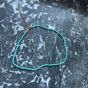 Blåthalsbamd - Blåtpärlhalsband💙 har använt 1-2gånger 