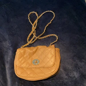 Brun axelremsväska - Säljer då den inte kommer till användning längre. Den är knappt använd👍🏼 