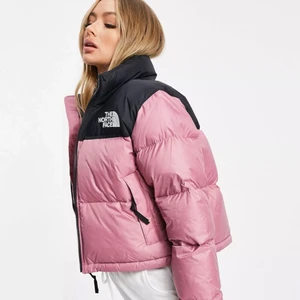 Rosa north face jacka - Säljer min rosa cropped north face jacka, supersnygg! Jag har vanligtvis storlek S/M i jackor och jackan passar mig som på modellen. Bra skick. Jag slänger på spårbar frakt i priset :)