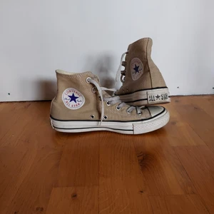Converse Beige  - Beige Converse all star stl 37 använt skick. Kan skickas.