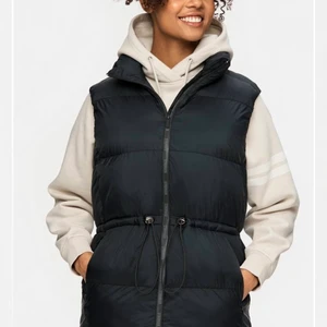 Vadderad väst från stronger - Stl M - Svart väst från stonger, helt slutsåld på deras hemsida!! Inköpt i våras. Den är i väldigt bra skick, då jag använt den sparsamt. Stora fickor och dragsko i sidorna. Nypris: 1499:-