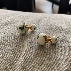 Örhängen  - Örhängen ”handmade ” vit och blå