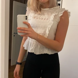 Blus från Zara - Söt blus från zara som tyvärr blivit för liten, är i väldigt fint skick då den bara används förra sommaren, storlek S