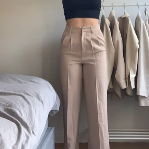 Beiga kostymbyxor från bikbok. - Kostymbyxor från bikbok. Använda en gång💕
