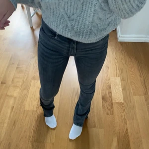 Skitsnygga zarajeans med slits - Säljer mina sjukt snygga jeans från zara då de inte används längre, de är i storlek 40 men passar mig som vanligtvis brukar ha storlek 36/38 i zaras jeans💕 köparen står för frakt