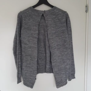 Kofta - Stickad kofta,glittrande endar och fina knappar 