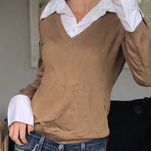 En så fin pullover tröja med insydd skjorta 