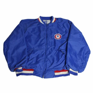 General dynamic - Vintage Varsity Jacka - En riktigt fet nylon Varisty jacka som är perfekt för hösten då den är lite tunn och skyddar mot vind samt ger en riktig 90’s känsla som är svår att toppa. Är från usa och använd av deras gamla collegeungar. Thriftad i USA för något år sedan.