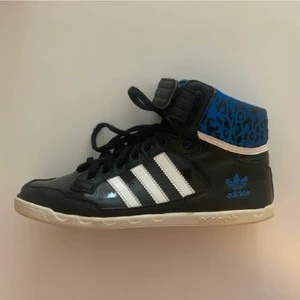 Adidas skor  - Lånade bilder från hon jag köpte av!!! As coola adidas skor med blåa detaljer. Dom är inte slitna över huvudtaget men dom passade inte riktigt mig i stilen så försöker sälja vidare dom:)