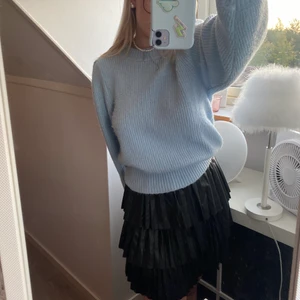 Kjol - Såå fin kjol i typ fake läder. Storlek M men skulle nog passa S också🥰 Inte kommit till användning därför av att jag säljer ✨