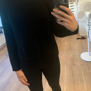 Noisy may tröja strl s - Fin stickad tröja i storlek s med öppen rygg, fint skick. Lite längre i ryggen! 