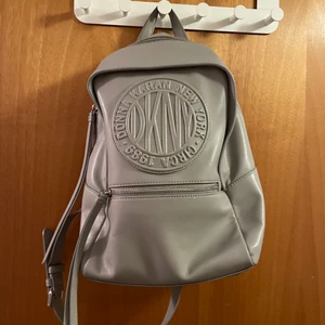 Liten ryggsäck från DKNY - Inköpt i New York. Fint skick. 