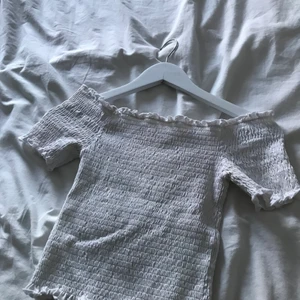 Topp strl S - Super gullig vit topp köpt ifrån HM, Säljer pågrund av att den inte kommer till användning längre. Super söt och matchar med allt.