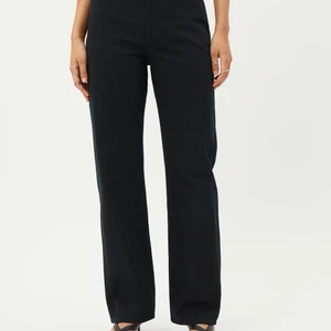 Rowe jeans strl 29/30 - Svarta rowe jeans från weekday med vita sömmar. Köparen står för frakten💓