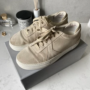 Arigato sneakers  - Skitsnygga Axel arigato sneakers i beige mocka. Använda men väldigt bra skick. Nypris: 1500kr. Dustbag och boxen till skorna medföljer. 66kr frakt tillkommer.