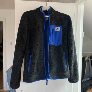  - Fleece i bra skick från Penfield, 3 fickor.   Damstorlek Large,  jag brukar ha herrstorlek S så den är liten i storleken skulle jag säga 