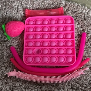 Fidget - Monkynuddels poppit stressboll marbelmahs och sedan en popit rosa saker som jag inte använder 