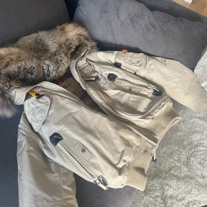 Parajumper super fin jacka - Storlek Young small, använd endast en gång, nyskick! Riktigt fin jacka!! Köpt för 3500kr