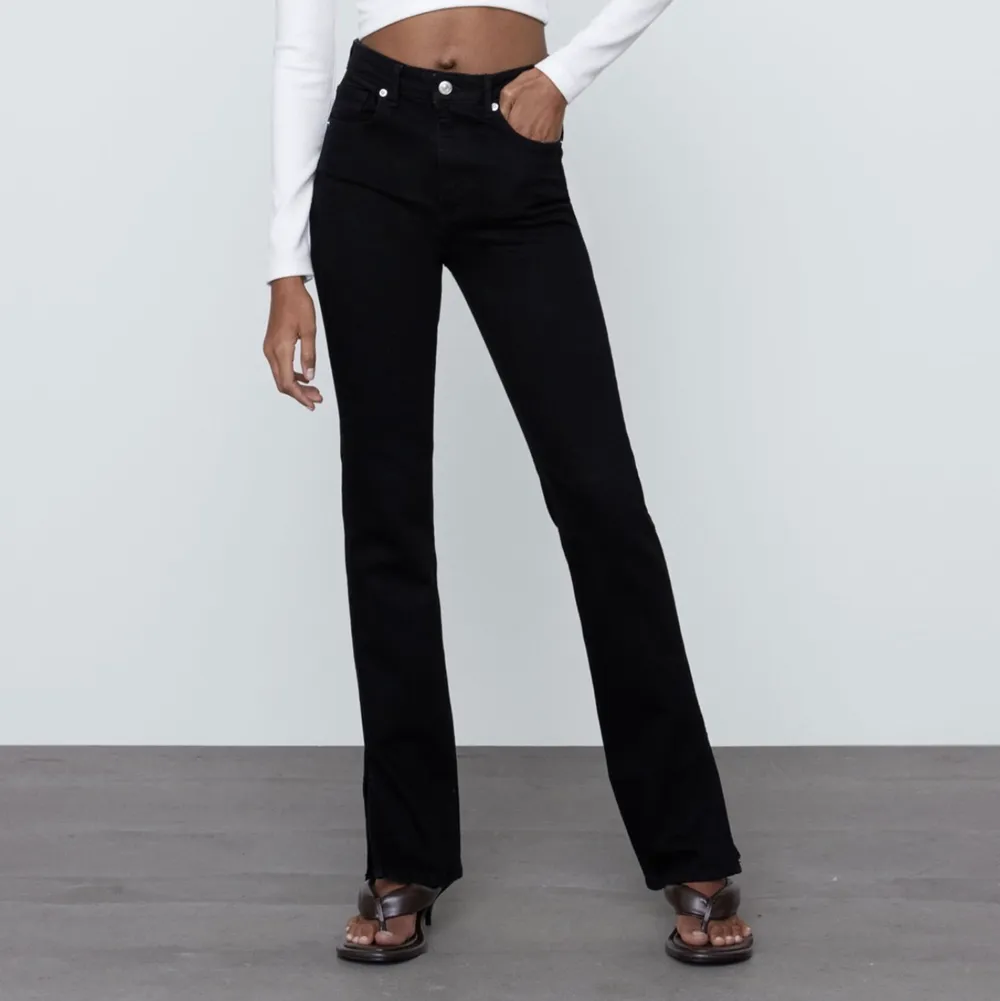 Säljer mina jätte fina svart jeans med slits från zara, köpt för 359kr. Kontakte privat vid minsta fundering💕. Jeans & Byxor.