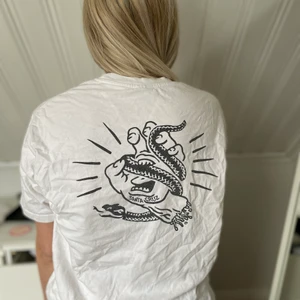 Snygg t shirt från santa cruz  - Väldigt snygg t shirt, älskar ryggen. Men kommer tyvärr inte till användning 
