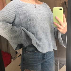 Blå stickad tröja  - Säljer en jätte snygg blå stickad tröja med vida ärmar från H&M, i bra skick! Köparen står för frakten💙