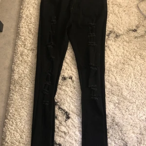 Svarta jeans med hål - Inte använda då mycket så bra skick 