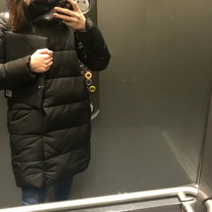 Säljer min fina och varma jacka  - Säljer min fina och varma jacka som jag köpte i januari •Storlek S. Väldigt skön och varm jacka med luva •Mycket bra skick, hittar ingenting att anmärka på •Pris: 250 kr 📍Kan mötes upp i Mölnlycke centrum 🚫Djurfritt och rökfritt hem 📬Kan skickas mot fraktkostnad (66 kr)