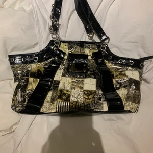 Väska, använder inte längre därav säljs  - Snygg väska i jätte bra skick