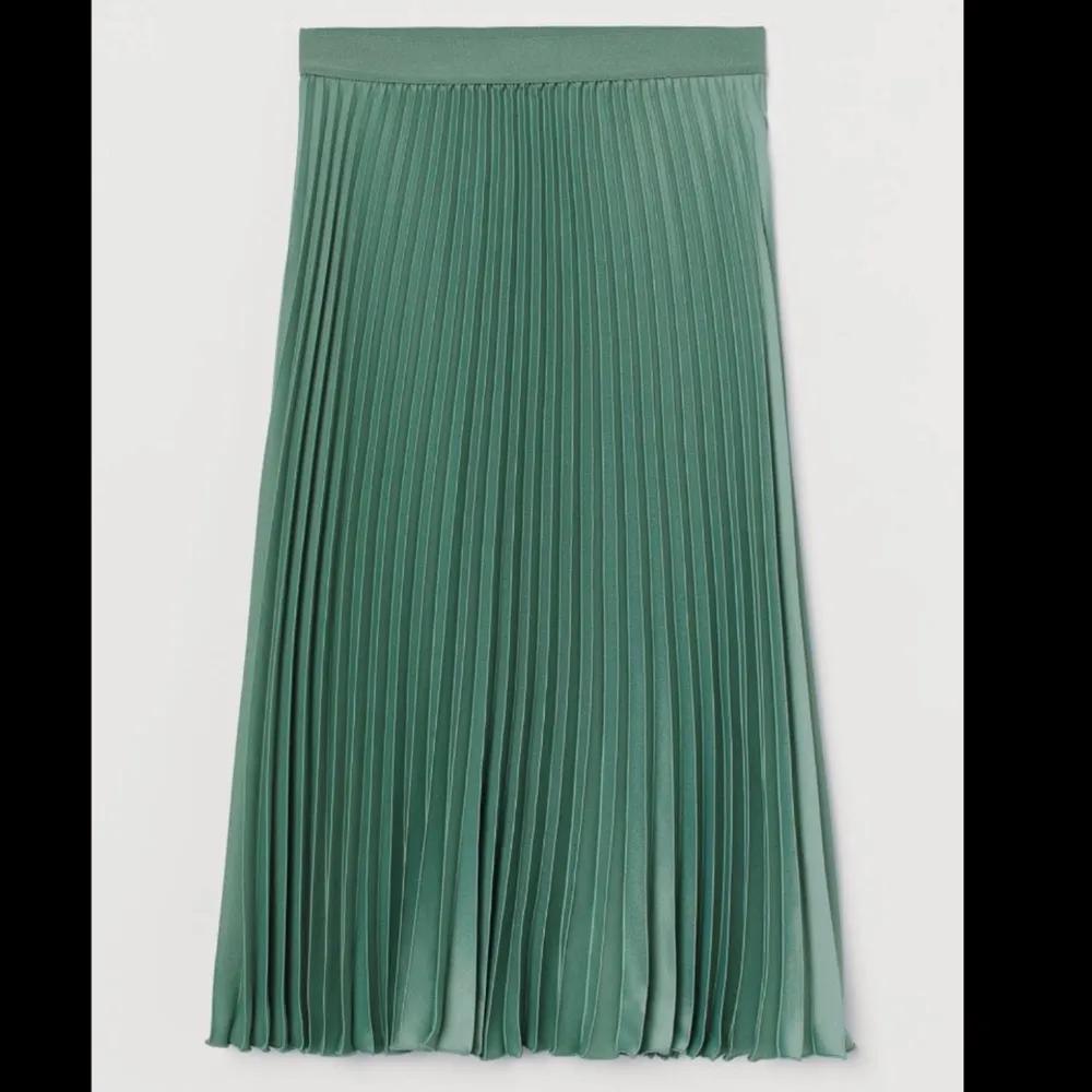 Plisserad kjol från hm i storlek xs🧚🏼‍♀️knappt använd, bara någon enstaka gång. Nypris: 349kr . Kjolar.