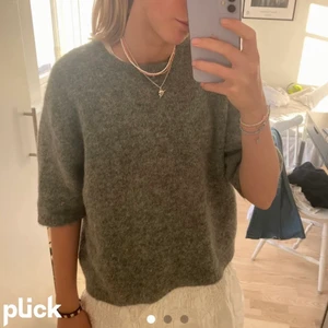 Stickad tröja  - Säljer min stickade tröja från Lindex som är helt oanvänd. Pris lappen är kvar. Tröjan är i storlek L men passar mig som är en S. Buda i kommentarerna💕💕
