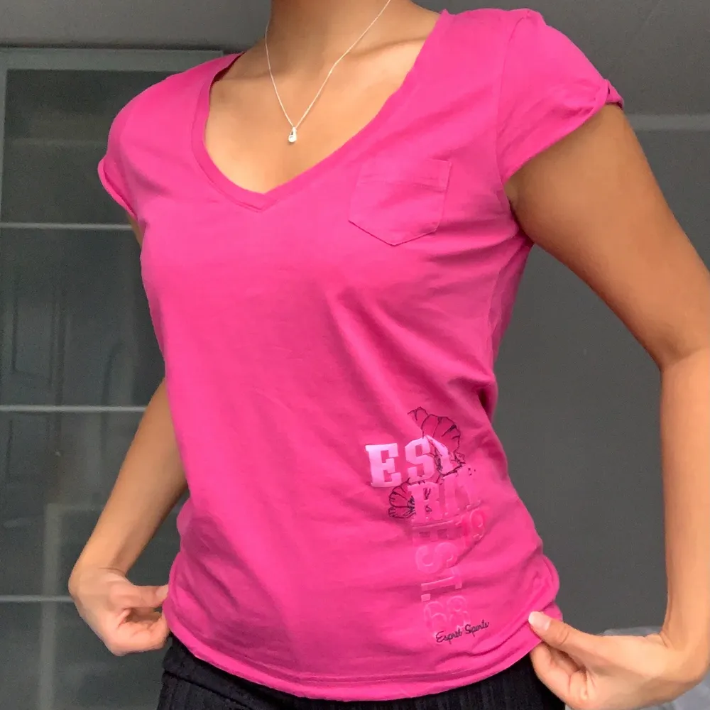 En superfin rosa T-short från Esprit med söta detaljer. Ger en massa y2k vibbar. I fint skick. . T-shirts.