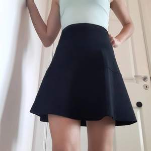 Super fin och helt ny kjol ifrån Zara!😍❤️ Storlek M som tyvärr är för stor för mig :/ Jätte bra kvalitet och finns inte kvar i butik💫 Kontakta meddelande om du vill ha flera bilder?☺️