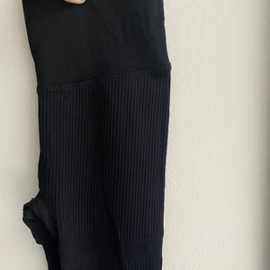 STRONGER TIGHTS  - Ett par näst intill oanvända stronger tights i storlek S. Supersköna men tyvärr lite för stora för mig, de är i nyskick! Nypris 599kr. (Sista bilden är från hemsidan) 