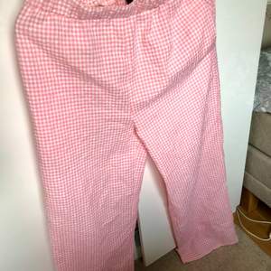 Söta byxor från shein med rosarutigt mönster. Lite genomskinliga, men inget som märks alls med rätt underkläder!! Resor i midjan. Storlek M, men passar nog bättre på en s skulle jag tro!!